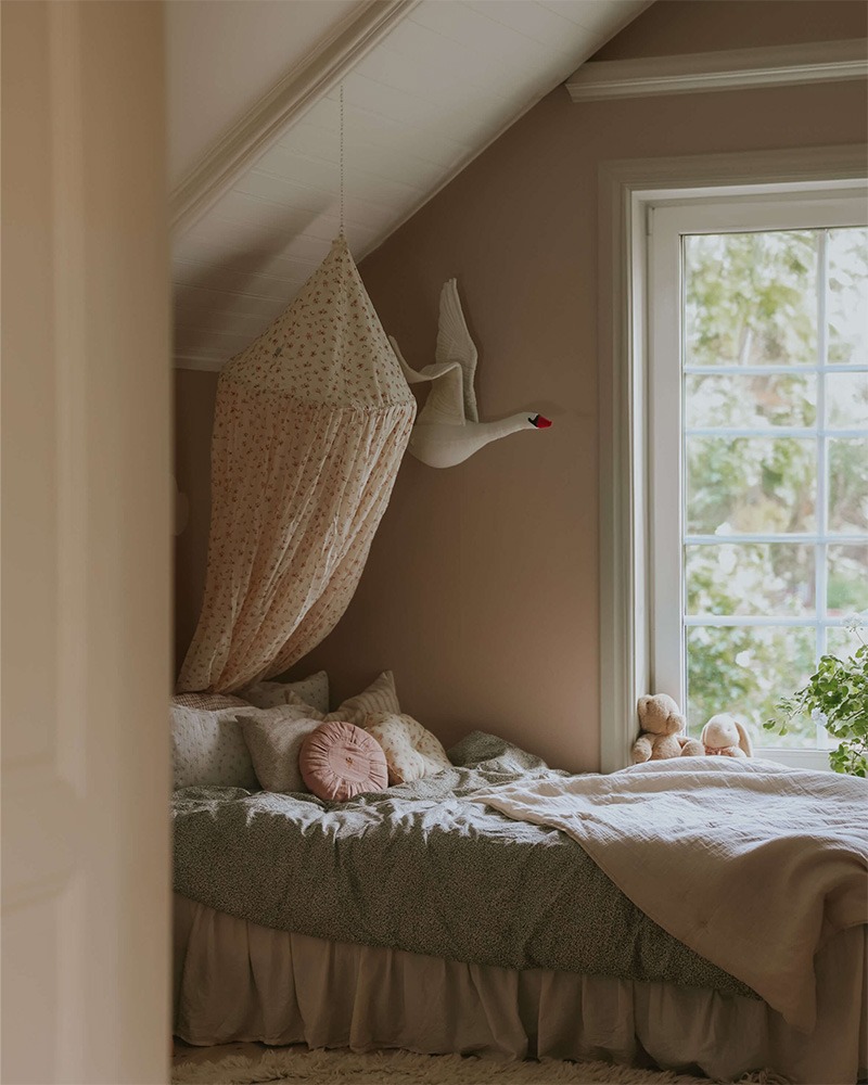 Ljusrosa toner – en harmonisk barnhörna stylad av fotografen och stylisten <b>@annakubel</b>