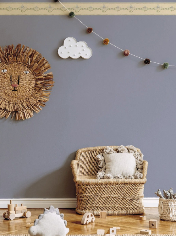 Ella Bård Blå variant, på en blå tapet